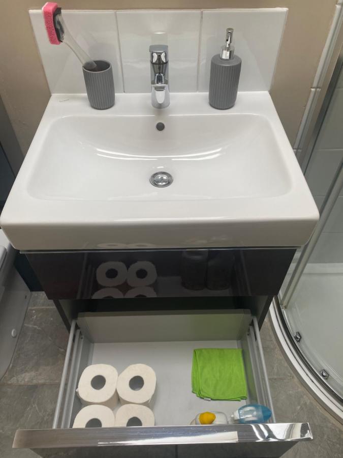 Private Room And Bathroom With Private Entrance Near Warwick Town Centre Экстерьер фото